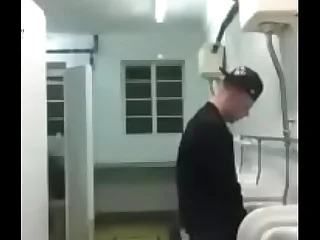Sexo gay en el baño